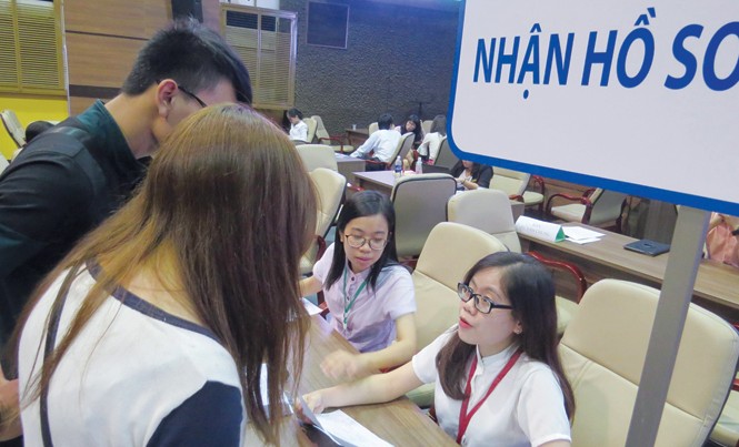 Nhiều trường tốp trên nhận hồ sơ bằng điểm sàn: Làm khổ thí sinh? Nhiều chuyên gia cho rằng, việc các trường tốp giữa và tốp trên công bố ngưỡng điểm nhận hồ sơ bằng điểm sàn của Bộ GD&ĐT là làm khổ thí sinh. Ảnh minh họa: Nguyễn Dũng.