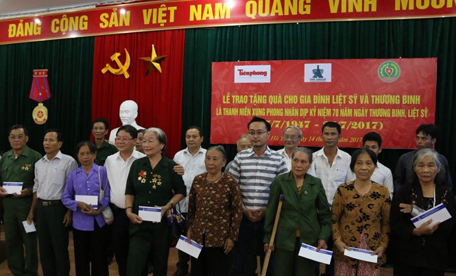 Sự hy sinh thầm lặng mà cao cả Đại diện nhà tài trợ Tân Hiệp Phát và đại diện báo Tiền Phong trao quà cho gia đình liệt sỹ, thương binh là TNXP tại Nghệ An, Hà Tĩnh.