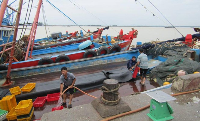Bão bất thường tấn công miền Trung: Nhiều “bom” nước có thể vỡ Ngư dân Hà Tĩnh, Nghệ An được lệnh cấm ra khơi. Ảnh: P.V.