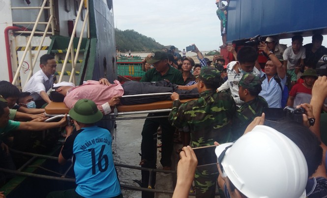Tàu chở than VTB 26 bị bão số 2 đánh chìm: Phút sinh tử của những thuyền viên Một thuyền viên kiệt sức được cáng lên bờ.
