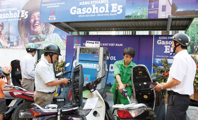Băn khoăn chuyện 'giải cứu' xăng E5 Theo các chuyên gia, giá xăng E5 thời gian tới phải rẻ hơn từ 1.000 đồng - 1.500 đồng/lít so với xăng A95 mới thu hút được người dùng. Ảnh: Như Ý.
