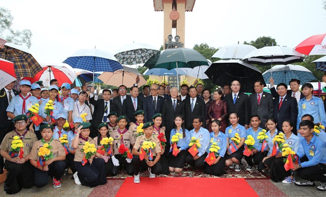 Tổng Bí thư thăm cảng biển chiến lược của Campuchia Tổng Bí thư Nguyễn Phú Trọng và Chủ tịch Thượng viện Campuchia Say Chhum với các đại biểu và học sinh tại Đài Hữu nghị Việt Nam-Campuchia. Ảnh: TTXVN.