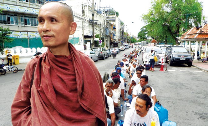 Thái Lan: Cái giá phải trả khi chạy theo tiền Trung Quốc Một nhà sư Thái Lan dẫn đầu cuộc biểu tình phản đối dự án xây dựng nhà máy nhiệt điện chạy than ở tỉnh Krabi thanh bình, nổi tiếng với cát trắng, vách đá vôi tuyệt đẹp. Ảnh: AP.
