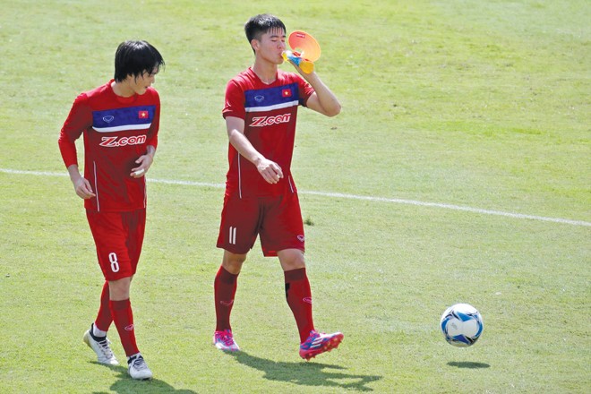 U22 Việt Nam tại SEA Games 29: Sức đâu chạy đường dài? HLV Hữu Thắng cần tính toán việc sử dụng Tuấn Anh (trái) và Xuân Trường hợp lý cho cuộc chiến tốn nhiều sức lực tại SEA Games sắp tới. Ảnh: VSI.