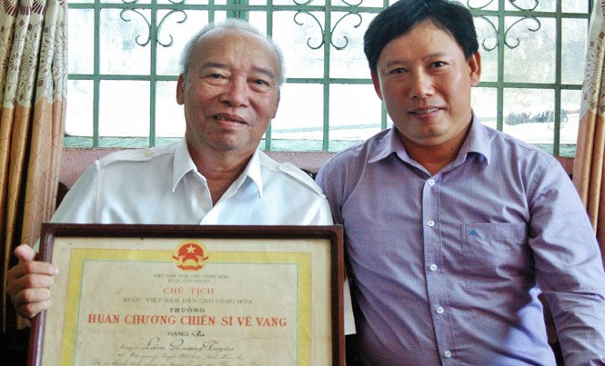 Nửa thế kỷ con tàu huyền thoại: Gặp lại pháo thủ và lái tàu Phóng viên và bác Tuyến tại ngôi nhà của bác ở Vũng Tàu. Ảnh: Duy Thanh.