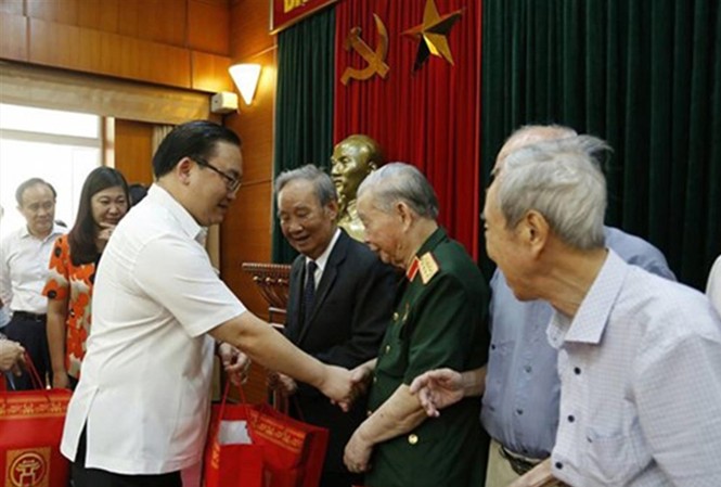 72 năm cách mạng tháng tám: Kỳ vọng vào sức trẻ hôm nay Bí thư Thành ủy Hoàng Trung Hải gặp mặt Ban Liên lạc Đoàn thanh niên cứu quốc Thành Hoàng Diệu. ẢNH: VD.