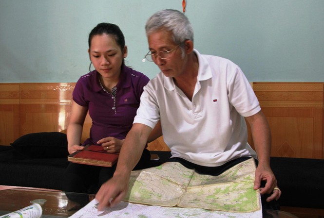 20 năm đi tìm đồng đội Ông Nguyễn Ngọc Sương chỉ tọa độ nơi đồng đội đã hy sinh.