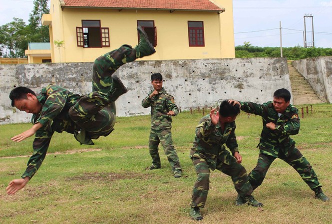 Cuộc sát hạch của trinh sát đặc nhiệm Các vận động viên trinh sát đặc nhiệm Tiểu đoàn 20, Bộ Tham mưu Quân khu 2 thực hiện nội dung thi kỹ thuật đánh bắt địch.