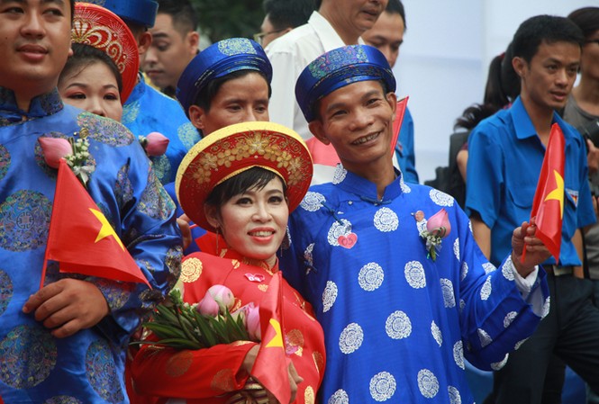 Đám cưới sau 10 năm Anh Tính sánh đôi cùng chị Chọn trong lễ cưới tập thể ngày Quốc khánh 2/9. Ảnh: Ngô Tùng.