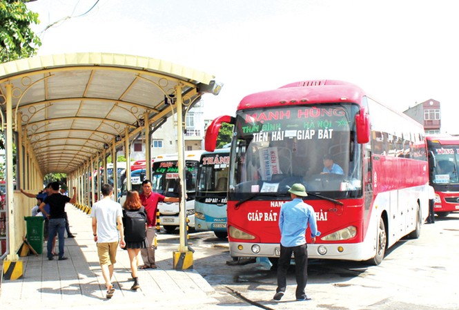 Bến xe Hà Nội: Tổ chức ngăn nắp, sắp xếp luồng tuyến khoa học Cùng với sắp xếp luồng tuyến khoa học, Cty CP Bến xe Hà Nội còn đầu tư, bố trí hành lang có mái che tại các bến cho khách đi lại. Ảnh: Anh Trọng.
