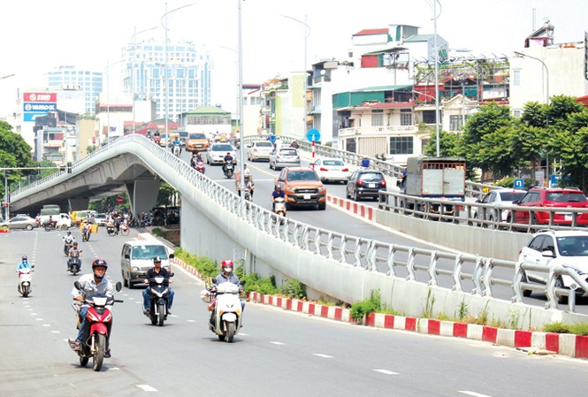 Giao thông Hà Nội 8 tháng đầu năm: Những “đột phá” mới Nút giao thông Trần Khát Chân - Kim Ngưu (vành đai 1) là 1 trong 6 “điểm đen” ùn tắc vừa được Sở GTVT Hà Nội xóa bỏ trong 8 tháng qua nhờ thông xe cầu vượt. Ảnh: Trọng Đảng.