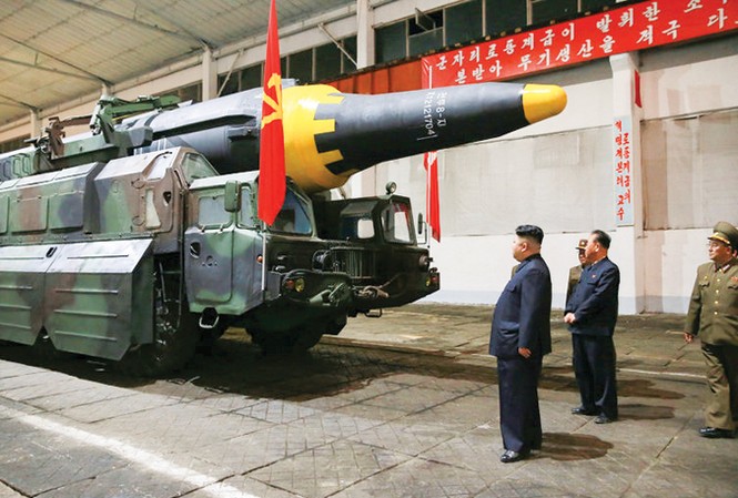 Lịch sử dạy cách ứng phó khủng hoảng Triều Tiên Nhà lãnh đạo Triều Tiên Kim Jong-un kiểm tra tên lửa đạn đạo Hwasong-12. Ảnh: KCNA.