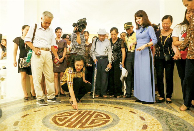 Tour Nhà hát Lớn chưa hấp dẫn Phần xem biểu diễn nghệ thuật kém hấp dẫn hơn phần tìm hiểu kiến trúc Nhà hát Lớn. Ảnh: Như Ý.