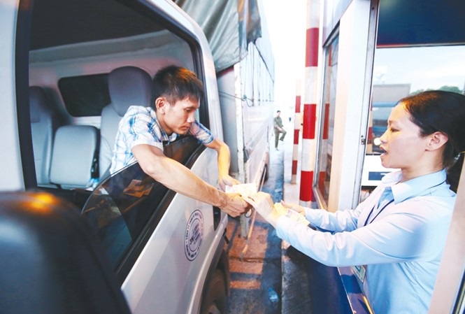 BOT - mảnh đất màu mỡ của quan hệ thân hữu Lái xe đưa tiền lẻ tại trạm thu phí Quốc lộ 5 để phản đối thu phí cao. Ảnh: Như Ý.