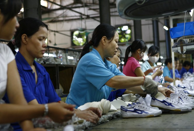 Nhức nhối tình trạng lao động nữ trên 35 tuổi bị sa thải Nhiều lao động nữ trên 35 tuổi đối mặt nguy cơ bị sa thải. Ảnh minh họa - Ảnh: Hồng Vĩnh.