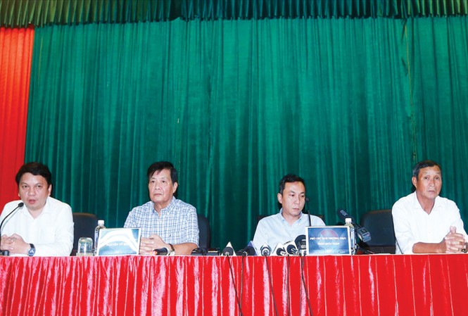 VFF 'bỏng rẫy' vì chiếc ghế Chủ tịch Cuộc họp báo ngày 12/9 không có sự góp mặt của HLV Hữu Thắng đã trở thành cái cớ cho cuộc đấu đá nội bộ VFF. Ảnh: VSI.