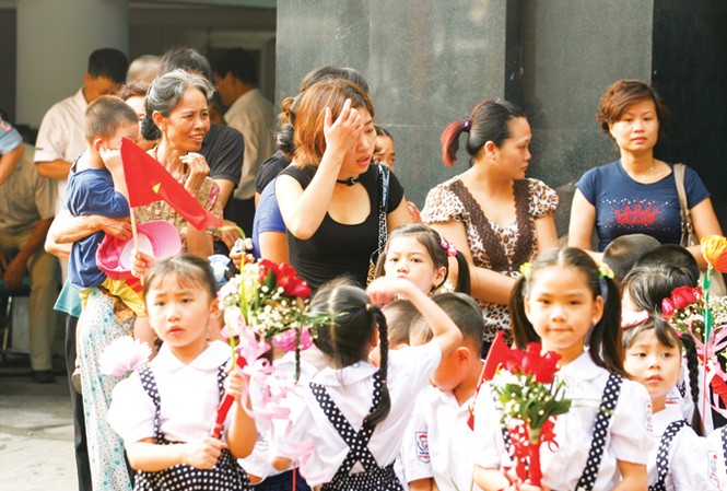 Các khoản thu đầu năm học: Thanh tra đến đâu, sai đến đó! Ngày tựu trường, phụ huynh lại lo các loại phí học cho con. Ảnh: Hồng Vĩnh.