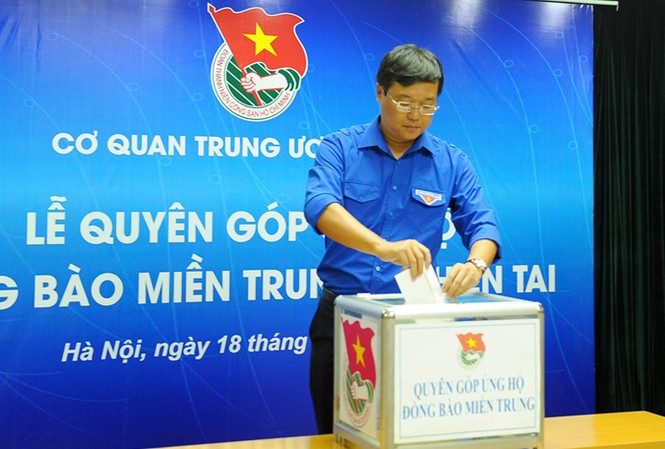 Quyên góp ủng hộ đồng bào lũ lụt miền Trung Bí thư thứ nhất T.Ư Đoàn Lê Quốc Phong ủng hộ tại lễ phát động. Ảnh: Xuân Tùng.
