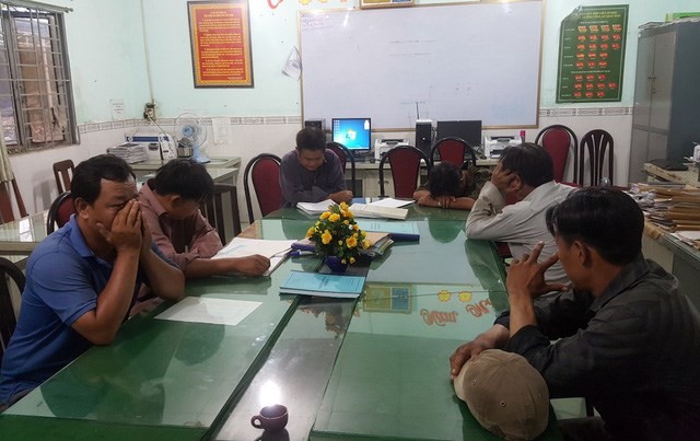 Bắt giữ 13 đối tượng rút trộm xăng dầu ở TPHCM Các đối tượng bị bắt giữ. Ảnh: Dân trí