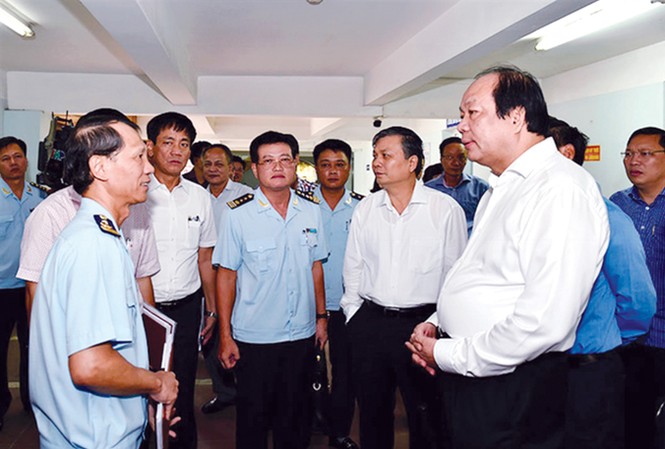 Mỗi năm kiểm tra chuyên ngành tốn hơn 14 nghìn tỷ đồng Tổ công tác của Thủ tướng kiểm tra tại Cục Hải quan Hải Phòng.