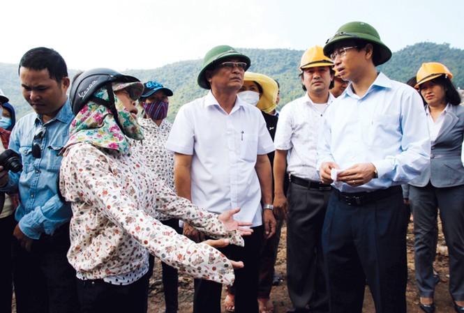 Bí thư Nguyễn Xuân Anh, đôi điều ghi lại… Bí thư Nguyễn Xuân Anh (áo trắng sát bìa phải) “vi hành” bãi rác Khánh Sơn ngay sau khi nhậm chức Bí thư. Ảnh: Nam Cường.