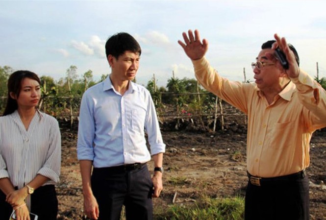 Chôn “nhầm” rác thải Ông Trương Trung Kiên, trưởng ban Đô thị HĐND TPHCM, cùng đoàn công tác xuống thực địa tại khu vực Cty cổ phần đầu tư phát triển Tâm Sinh Nghĩa. Ảnh: Nguyễn Triều/Tuổi trẻ.