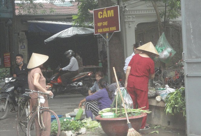 Chợ cóc bất chấp biển cấm Chợ cóc bất chấp biển cấm