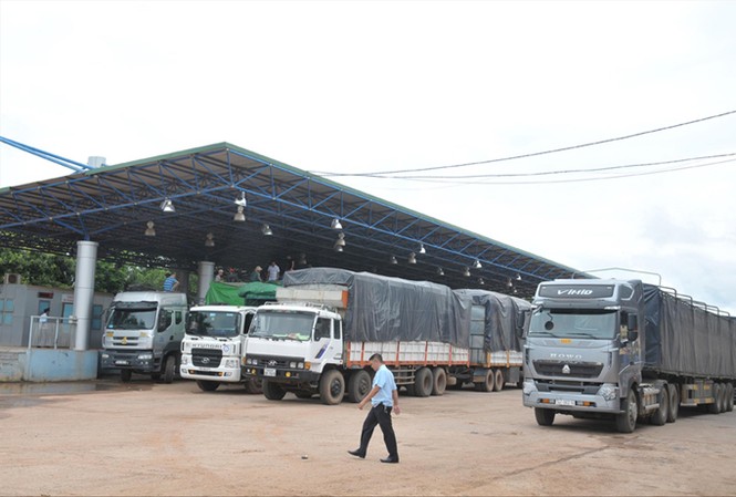Bộ trưởng Công Thương: Không thể chạy theo thành tích Container chở hàng xuất nhập khẩu chờ làm thủ tục thông quan tại Cửa khẩu quốc tế Lao Bảo (Quảng Trị).