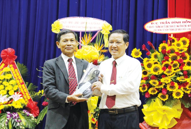 Trao gửi kỷ vật thời chiến Cựu binh Trần Chiến Chinh trao tặng kỷ vật là dây thắt lưng, bọc đạn, bao súng cho huyện ủy Hòa Vang. Ảnh: Thanh Trần.