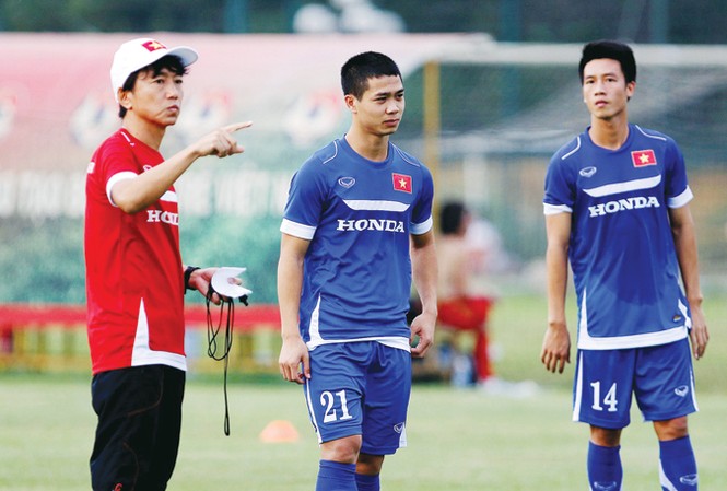 VFF “đau đầu” tìm HLV cho ĐTQG HLV ngoại gần nhất của ĐTQG là ông Toshiya Miura (bìa trái).