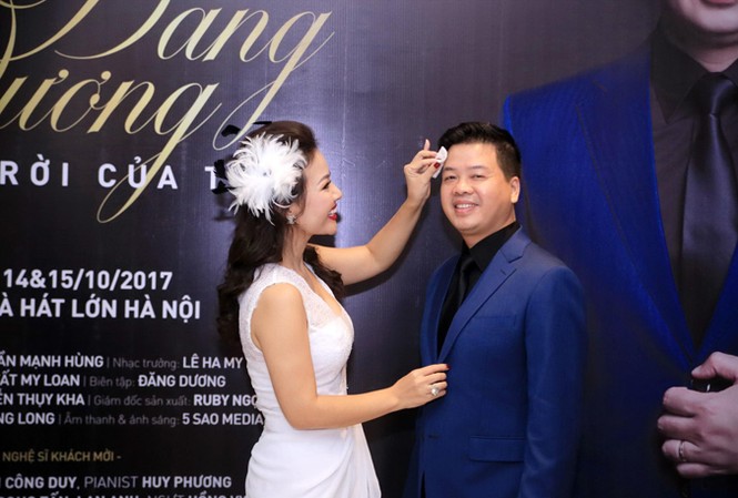 NSƯT Đăng Dương: Nghề tìm đến tôi đấy NSƯT Đăng Dương và vợ (cũng là ca sĩ nhưng đã lui về làm hậu phương cho chồng). Ảnh: Minh Tâm.