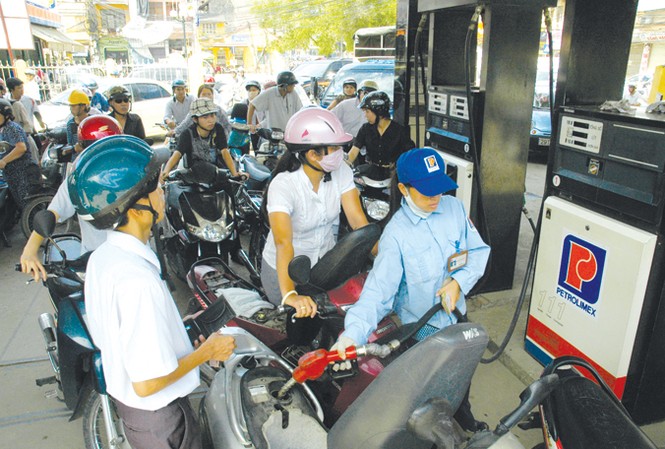 Đề xuất tăng thuế bảo vệ môi trường với xăng, dầu: Nên mở rộng đối tượng chịu thuế Mức thuế hiện hành vẫn chưa hết khung (thuế BVMT với xăng mới ở mức 3.000 đồng/lít, trong khi khung tối đa là 4.000 đồng/lít). Ảnh: Hồng Vĩnh.