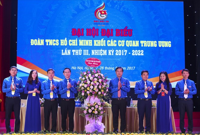 Xây dựng hình mẫu thanh niên Việt Nam Anh Lê Quốc Phong, Bí thư thứ nhất T.Ư Đoàn, tặng hoa chúc mừng Đại hội Đoàn Khối các cơ quan T.Ư, ngày 27/9. Ảnh: Như Ý.