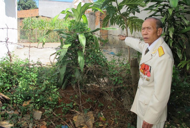 Hành trình 13 năm làm sổ đỏ của một thương binh Ông Nguyễn Xuân Mão kể khổ về hành trình 13 năm làm thủ tục cấp “sổ đỏ” mảnh đất của mình.