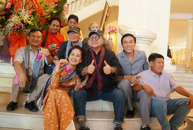 Ngủ quên trong chiến thắng là chết! NSND Đoàn Dũng (giữa) bên đồng nghiệp và học trò tại Nhà hát Lớn nhân cuộc hội ngộ 60 năm Hội Nghệ sỹ Sân khấu Việt Nam. Ảnh: TOAN TOAN.