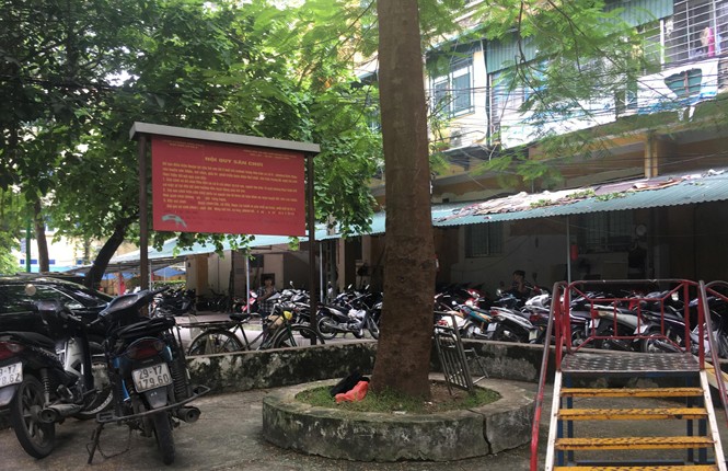 Đô thị mới nhếch nhác vì chợ, bãi xe Xe máy đỗ trong khu vui chơi, giải trí của trẻ em tại khu tái định cư 7,2ha ở phường Vĩnh Phúc (Ba Đình). Ảnh: Trường Phong.