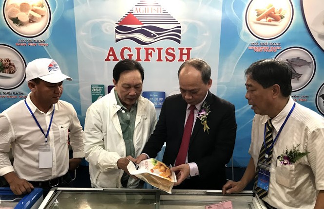 Cá tra 'quên' thị trường nội địa? Thứ trưởng Bộ NN&PTNT Vũ Văn Tám (thứ 2 từ trái sang) thăm gian của Cty CP XNK Thủy sản An Giang (Agrifish) tại Hội chợ.