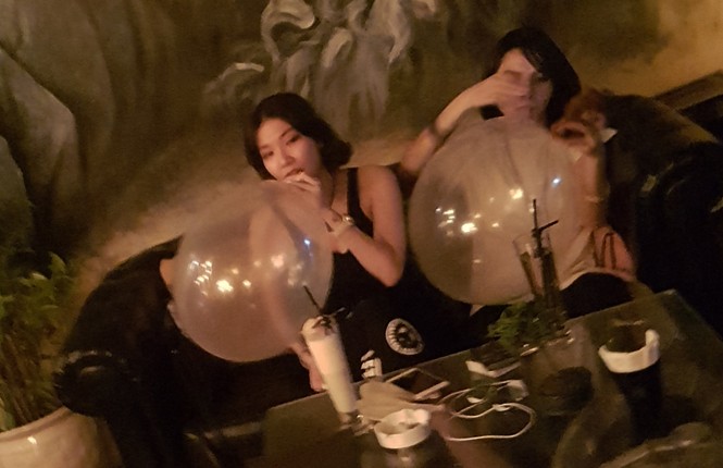 Ma lực bóng cười, kẻ thù ẩn danh Bóng cười được các quán cà phê quảng cáo công khai trên mạng xã hội.
