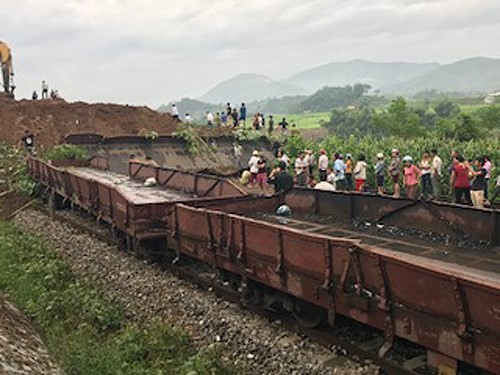 Đường sắt phải chuyển tải khách vì sạt lở Đường sắt phải chuyển tải khách vì sạt lở