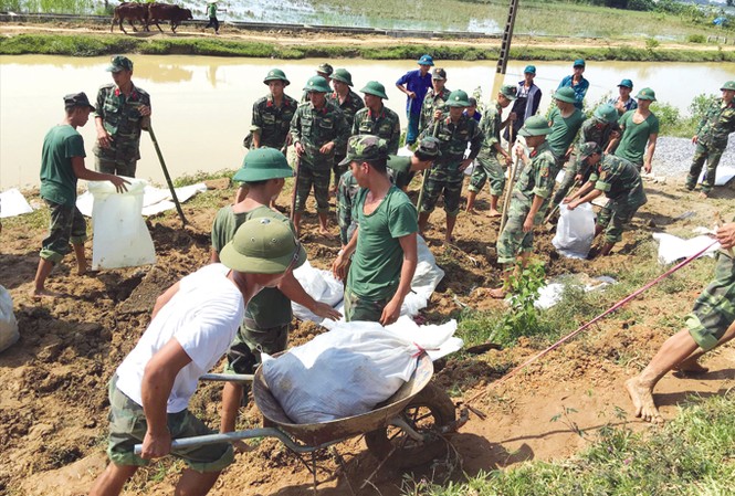 Huy động bộ đội đắp đê ứng phó bão số 11 Huy động bộ đội đắp đê ứng phó bão số 11
