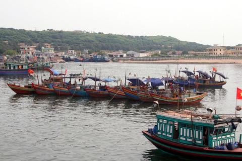 Tìm kiếm 3 thuyền viên mất tích tại khu vực đảo Bạch Long Vỹ Tìm kiếm 3 thuyền viên mất tích tại khu vực đảo Bạch Long Vỹ