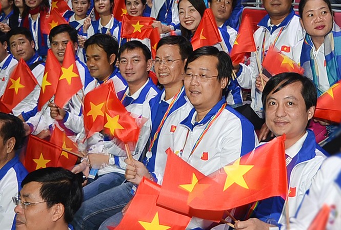 Lan tỏa tinh thần đoàn kết, hữu nghị Bí thư thứ nhất T.Ư Đoàn, Lê Quốc Phong (thứ hai từ phải sang) cùng đoàn đại biểu Việt Nam tại Lễ khai mạc Liên hoan. Ảnh: Xuân Tùng.