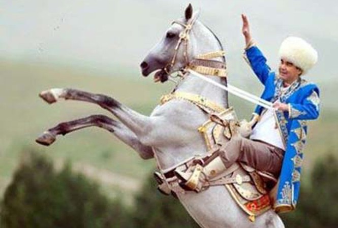 Tổng thống Turkmenistan cưỡi ngựa đi thị sát Ông Berdymukhamedov trên mình ngựa.