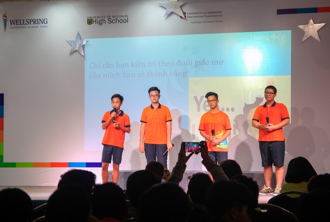 “Trả tác phẩm cho học sinh” Lê Đức Nam và các bạn đang trình bày bài thuyết trình về cuốn sách Nhà giả kim. Ảnh: Nghiêm Huê.