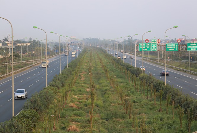 Báo cáo Quốc hội phương án đường bộ và đường sắt cao tốc đi chung Cao tốc Láng - Hoà Lạc đã được quy hoạch và giải phóng mặt bằng để đường sắt đi ở giữa. Ảnh: Như Ý.