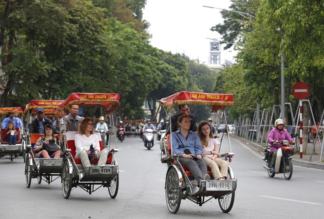 Tăng trưởng kinh tế kỳ vọng vào du lịch?
Khách du lịch nước ngoài tham quan trên phố đi bộ Hồ Gươm, Hà Nội. Ảnh: Như Ý.