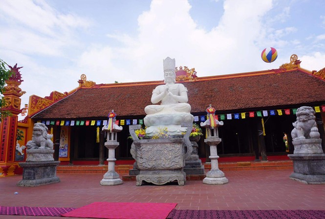 Sửa sai ở di tích quốc gia chùa Khúc Thủy Đôi sư tử đá phía trước Tam bảo sẽ được di dời ra khỏi di tích quốc gia. Ảnh: Kỳ Sơn.