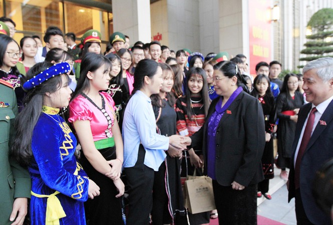 Không bỏ sót những gương mặt tiêu biểu Phó Chủ tịch Thường trực Quốc hội Tòng Thị Phóng trao đổi với các em học sinh dân tộc thiểu số. Ảnh: Trường Phong.
