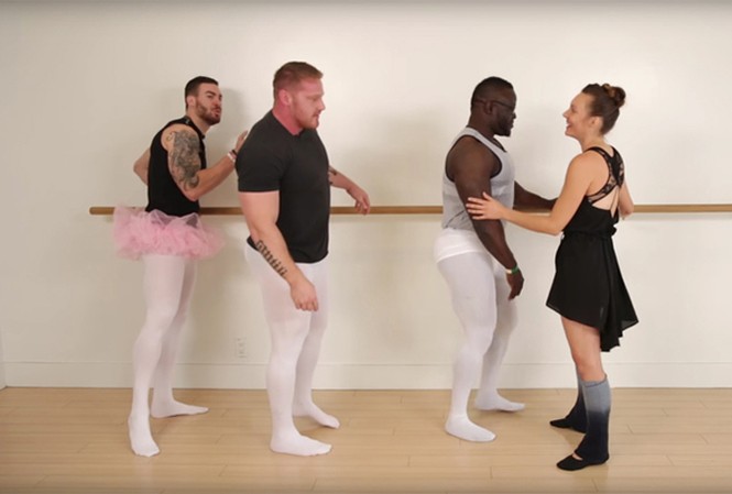 Dạy múa ballet cho lực sĩ thể hình Các lực sĩ thể hình tập múa ballet.