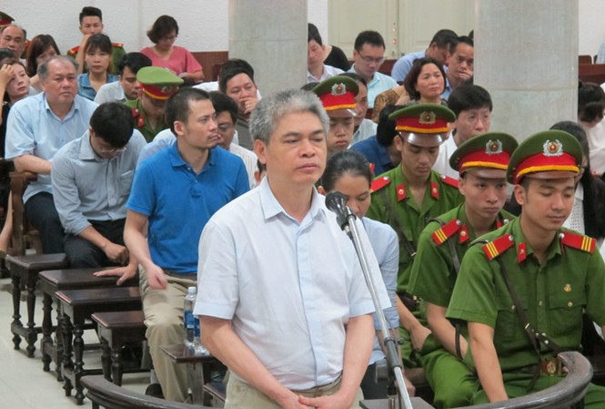 Công khai thu nhập, chặn đường tẩu tán tài sản Bị cáo Nguyễn Xuân Sơn bị tuyên án tử hình về các tội danh: Tham ô tài sản, lạm dụng chức vụ quyền hạn chiếm đoạt tài sản. Ảnh: Xuân Ân.